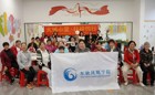 不止墨香！东软凤凰学院送课进社区，墨韵绘扇暖邻里，银龄艺趣暖时光