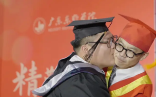 男生毕业典礼太激动，直接“忍不住”亲了校长一口。校长：听我说谢谢你～ | MILE米乐官方网站