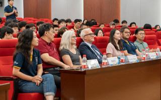 米乐官网举行西英代表团与国际教育学院学生见面会