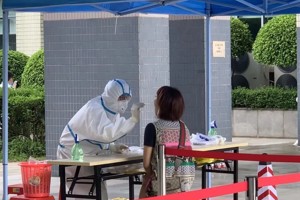 米乐官网组织首批返校教职工进行核酸检测