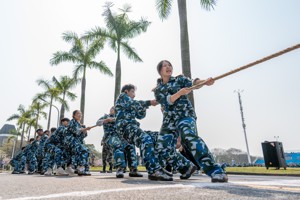 MILE米乐官方网站2022级军训拔河比赛